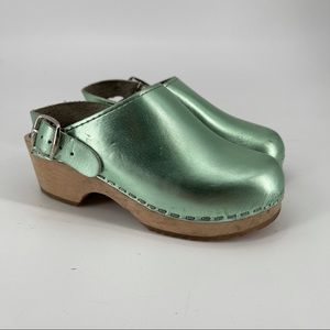 Cape Clogs green metallic leather/ wooden clogs girls 29